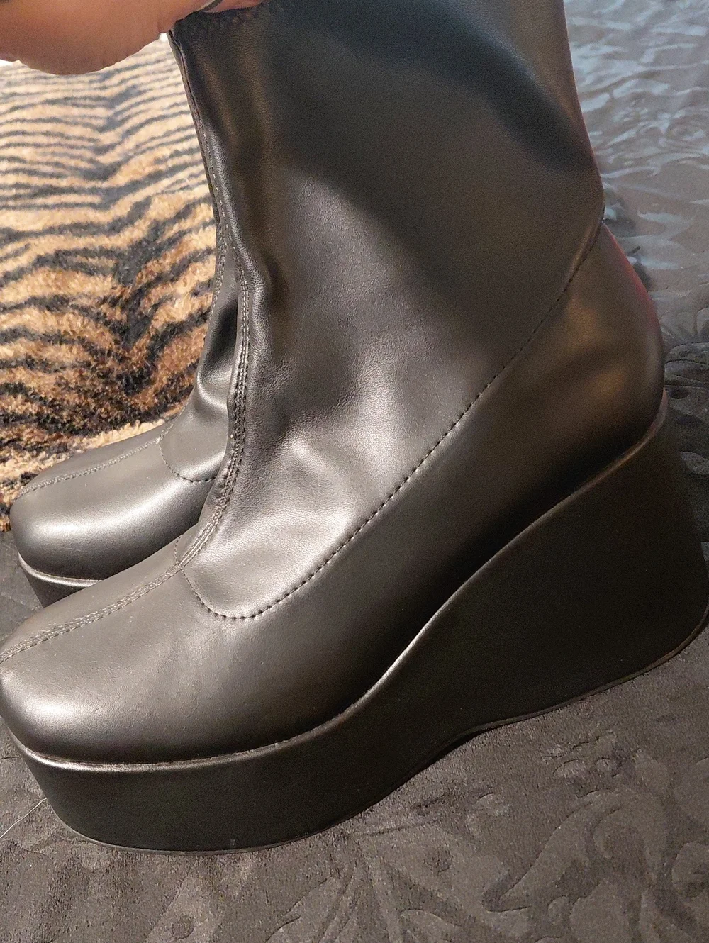 SODA size 11 Black Wedge Plateform Ankle Boots - Easy Pull On Euc